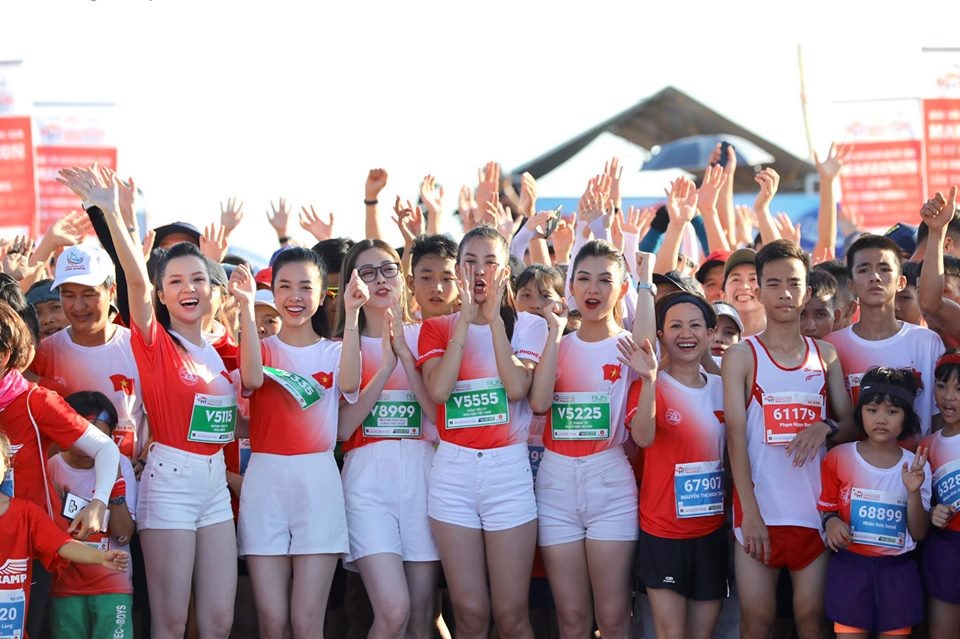Hoa hậu Việt Nam 2018 Trần Tiểu Vy, Á hậu Bùi Phương Nga cùng các người đẹp Lê Thanh Tú, Nguyễn Thúy An và Huỳnh Thúy Vy đã mang đến một sắc màu mới.