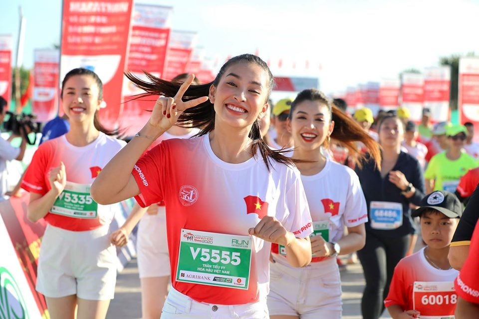 Hoa hậu Tiểu Vy cho biết, đây là lần thứ 2 cô tham gia chạy đồng hành cùng Tiền Phong Marathon. Cô cảm thấy vinh dự và tự hào khi được đồng hành cùng các vận động viên trên đường chạy tại đảo Lý Sơn.