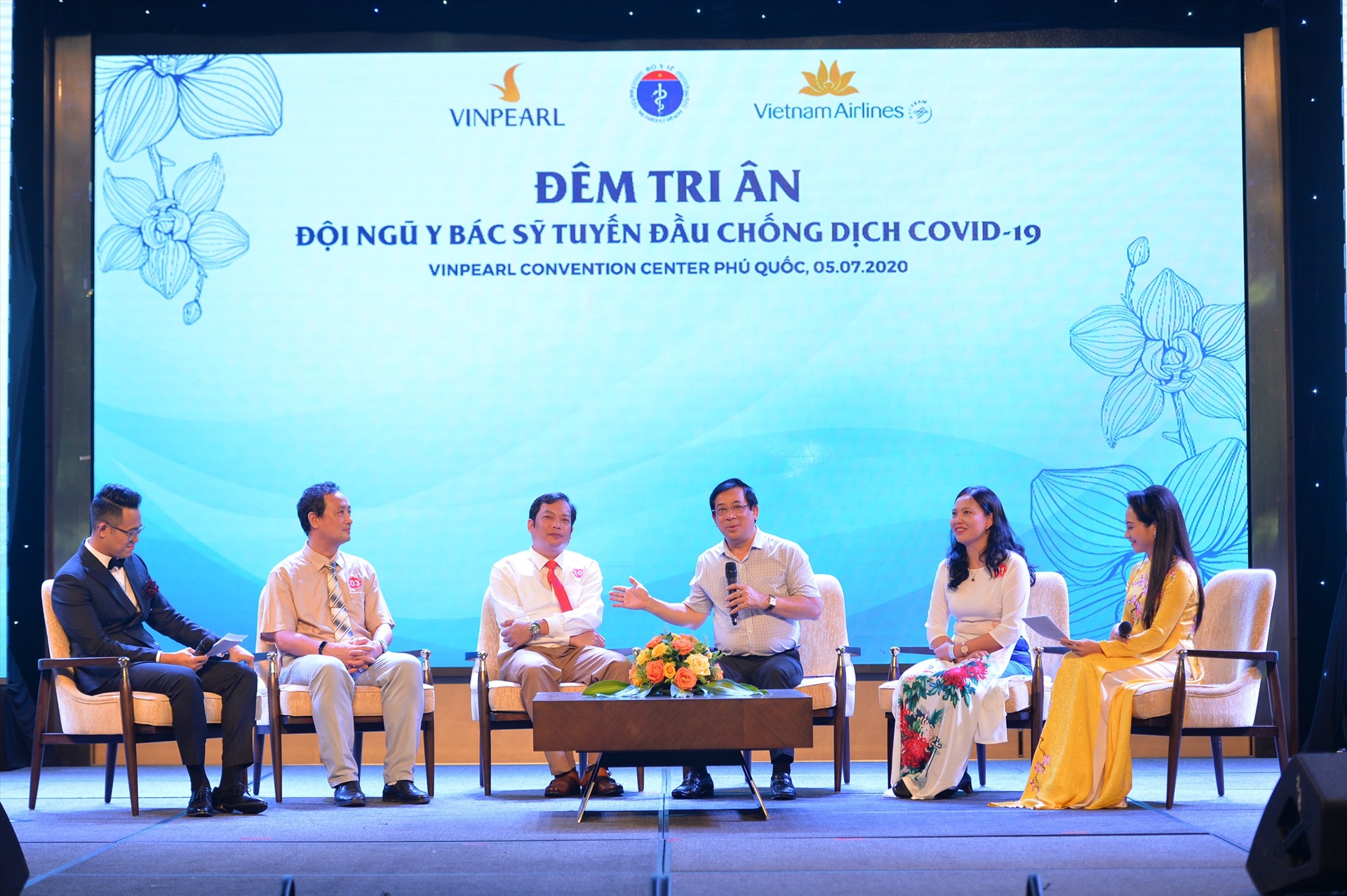 Giao lưu với các cán bộ y tế tiêu biểu tại buổi lễ tôn vinh. Ảnh: P.Thảo.