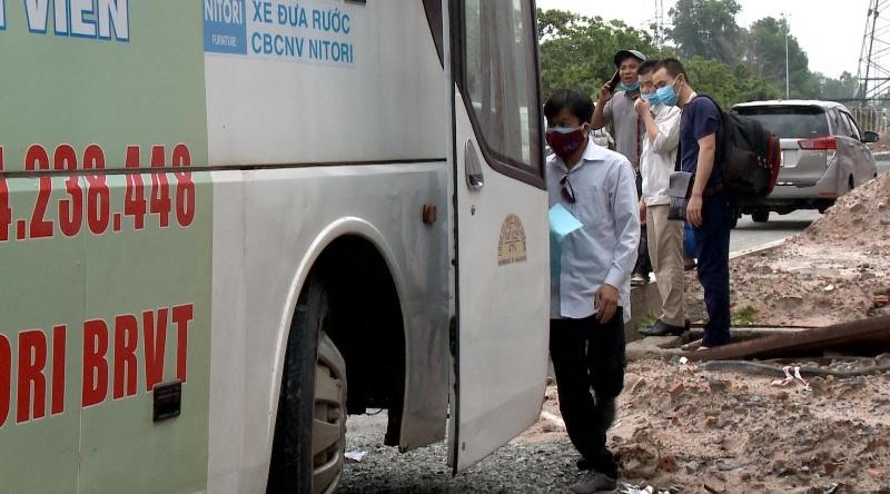 Lên xe trở về với gia đình. Ảnh: Nguyên Dũng