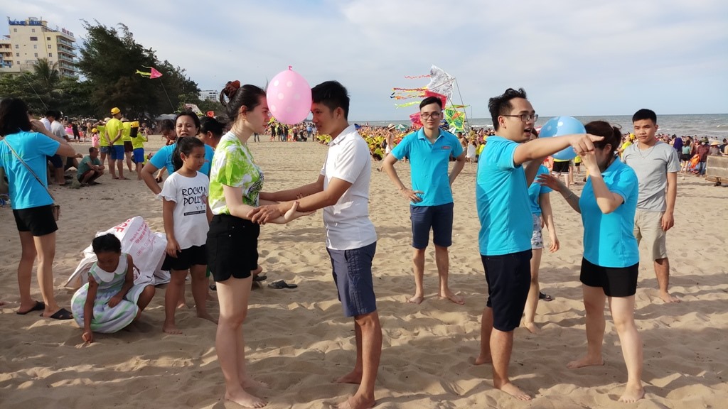 Những chương trình team buiding sôi động trên bãi biển. Ảnh: Quách Du