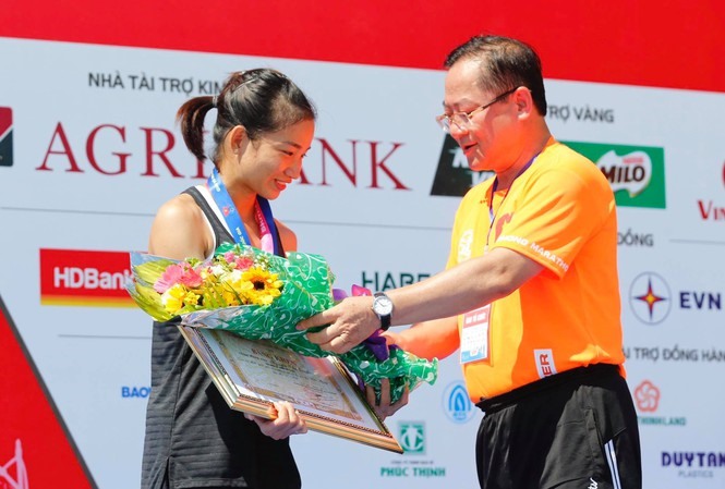 Nguyễn Thị Oanh nhận giải. Ảnh: Như Ý