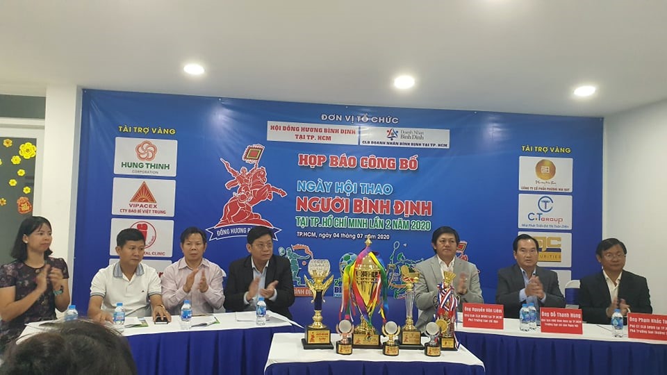 Ban tổ chức công bố giải đấu. Ảnh: Q.C