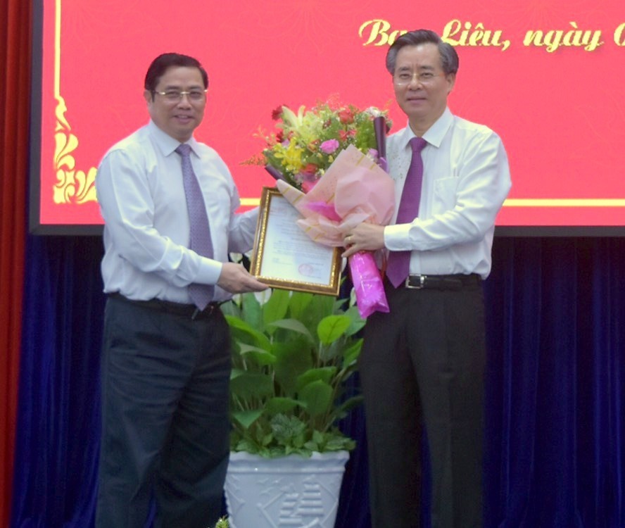 Đồng chí Phạm Minh Chính, Ủy viên Bộ Chính trị, Bí thư Trung ương Đảng, Trưởng Ban Tổ chức Trung ương trao quyết định cho ông Nguyễn Quang Dương (phải) làm Phó Trưởng Ban Tổ chức Trung ương. Ảnh Nhật Hồ.