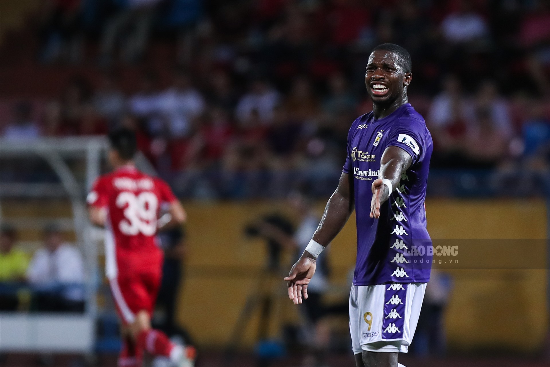 Trận đấu khép lại với tỷ số 1-1, Hà Nội FC tiếp tục nối dài chuỗi trận không thắng, bị đội đầu bảng Sài Gòn FC bỏ xa tới 5 điểm. Trong khi đó, Bùi Tiến Dũng và các đồng đội vươn lên vị trí thứ 3 trên bảng xếp hạng, với 12 điểm. Ảnh Sơn Tùng