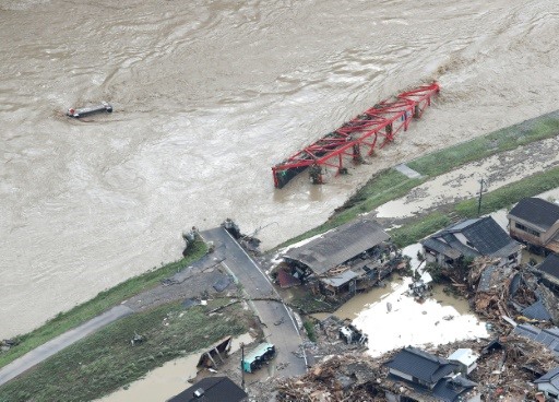 Lũ cuốn phăng cầu. Ảnh: AFP