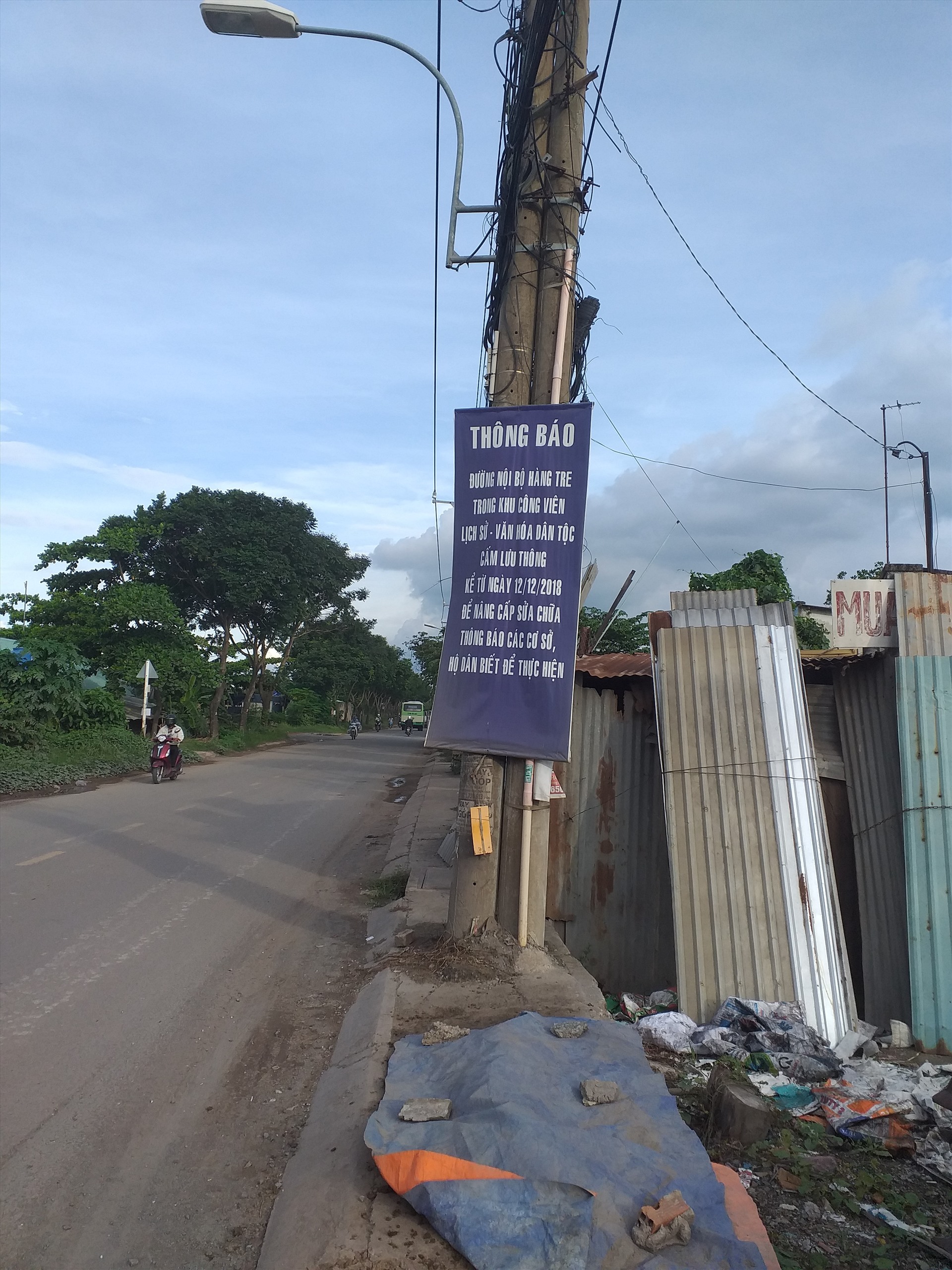 Bảng thông báo cấm xe lưu thông để sửa chữa con đường được treo lên từ tháng 12 năm 2018, vậy mà tới nay kế hoạch vẫn bị treo...