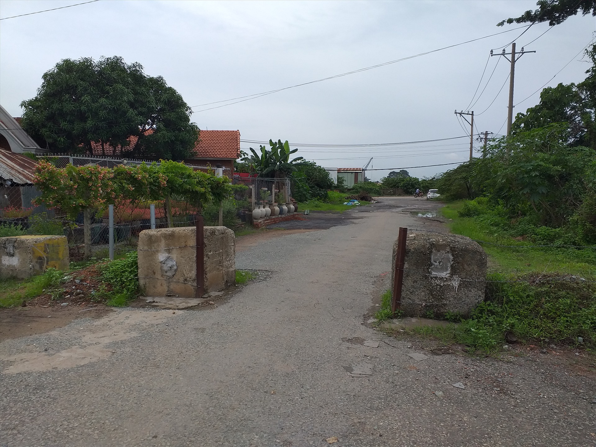 Việc đặt các khối bê tông cấm xe lớn để tiến hành sửa chữa nâng cấp đường được thực hiện từ năm 2018.