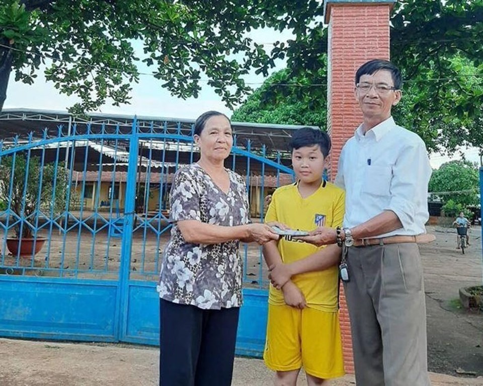 Ông Đức trao tiền cảm ơn cho Nhân và bà Nội. Ảnh: Dương Bình Ông Đức trao tiền cảm ơn cho Nhân và bà Nội. Ảnh: Dương Bình