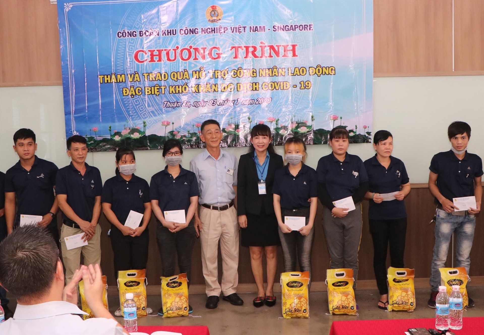 CĐ KCN VSIP cùng doanh nghiệp trao quà hỗ trợ công nhân khó khăn.Ảnh: CĐ KCN VSIP