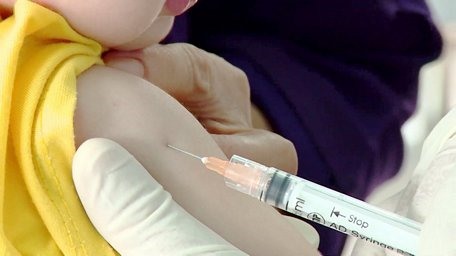 Tiêm phòng là biện pháp tốt nhất phòng chống bệnh bạch hầu. Ảnh đồ họa: Thùy Linh