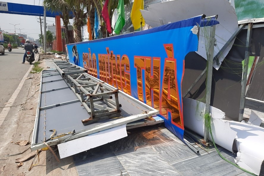 Cổng chào thành phố Dĩ An, Bình Dương đổ sập vào đầu tháng 6 vừa qua. Ảnh: Đình Trọng.