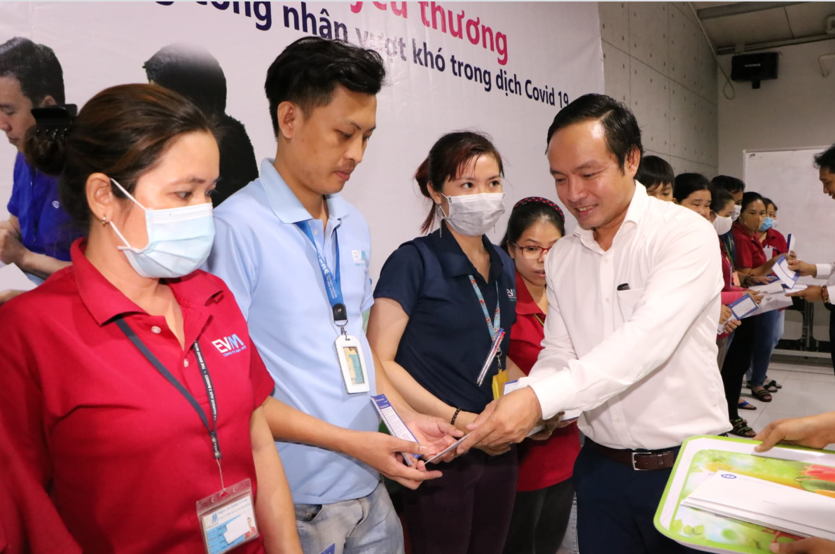 Ông Nguyễn Đình Khánh-Phó Chủ tịch thường trực LĐLĐ Bình Dương trao vốn vay cho người lao động khó khăn. Ảnh: Đình Trọng