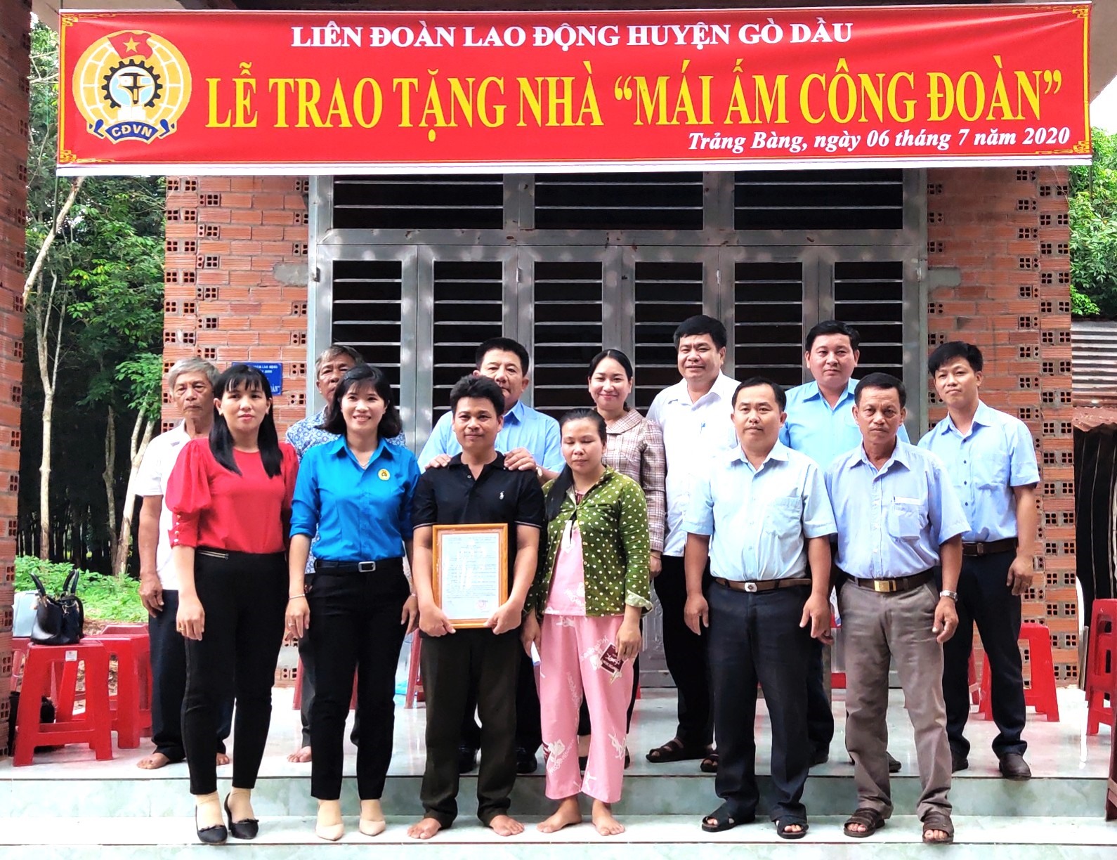Các đại biểu chụp ảnh lưu niệm cùng gia đình chị Chừng.
