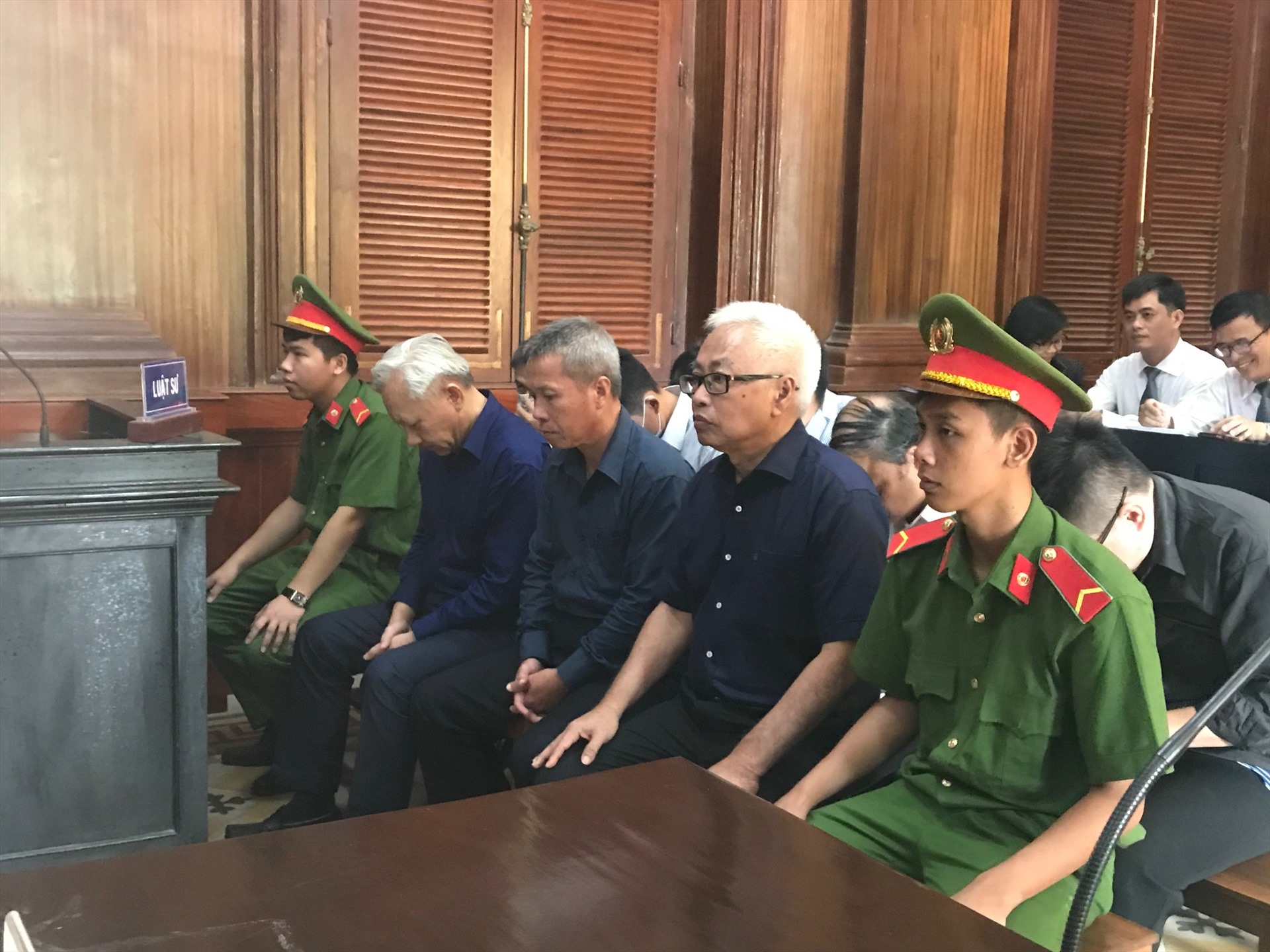 Bị cáo Trần Phương Bình (ngồi hàng đầu thứ 2 bên phải ). Ảnh: Anh Tú.