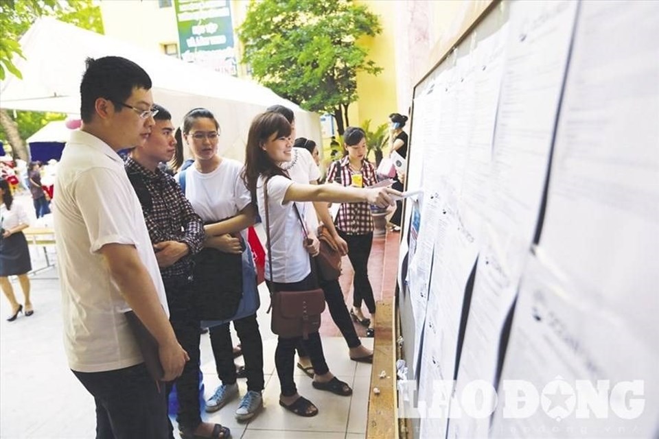 Người lao động tìm kiếm thông tin tuyển dụng tại Trung tâm dịch vụ việc làm. Ảnh Trần Kiều. Người lao động tìm kiếm thông tin tuyển dụng tại Trung tâm dịch vụ việc làm. Ảnh Trần Kiều.