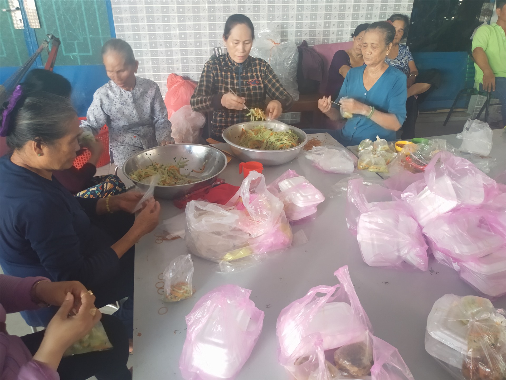 Chuẩn bị các phần ăn. Ảnh: K.D