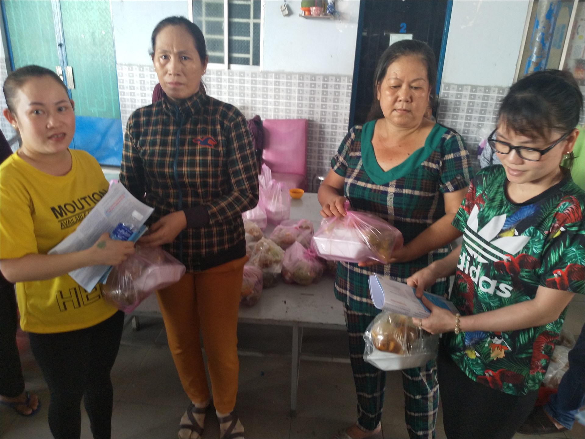 Công nhân nghèo đến nhận các suất ăn từ thiện. Ảnh: K.Q