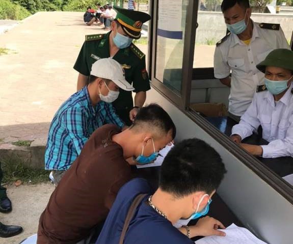 3 công dân sau đó phải khai báo hành trình để cách ly tập trung theo quy định. Ảnh: MT.