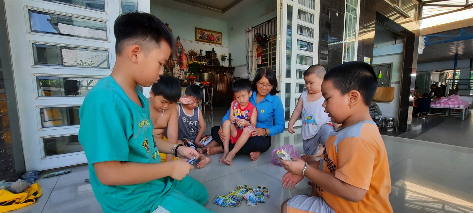 Bà Cúc thăm hỏi con công nhân nhà trọ. Ảnh: K.Q