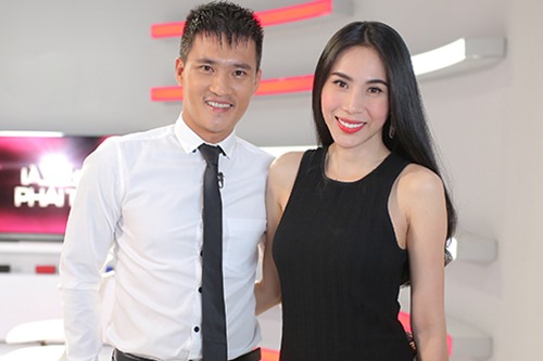 Cặp đôi luôn dành cho nhau những khoảnh khắc ngọt ngào khi xuất hiện trước công chúng. Ảnh: CT Đàn ông phải thế