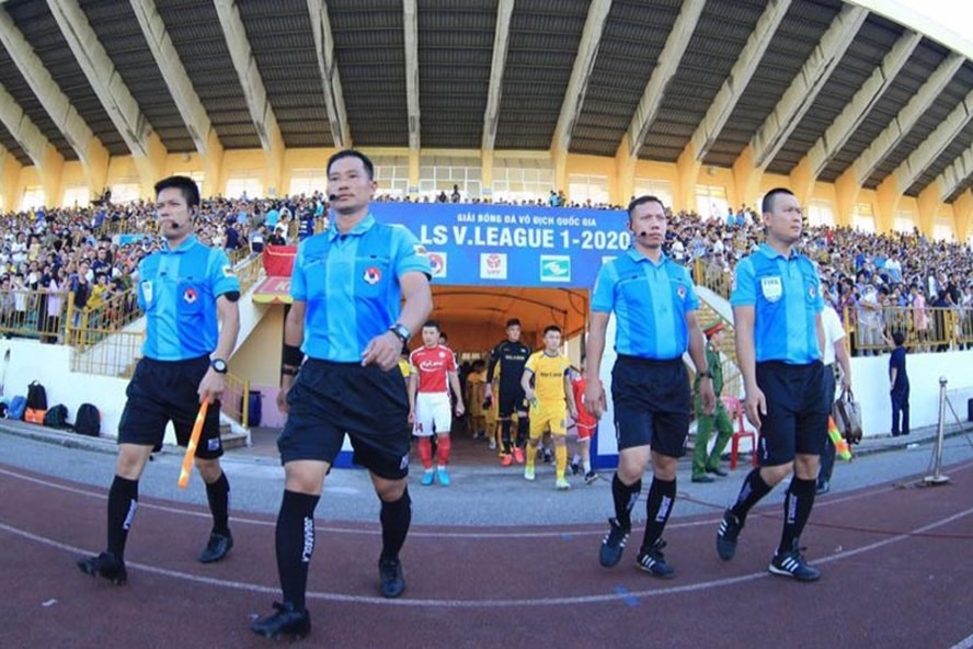 Công tác trọng tài ở V.League 2020 đang gây nhiều tranh cãi. Ảnh: VPF