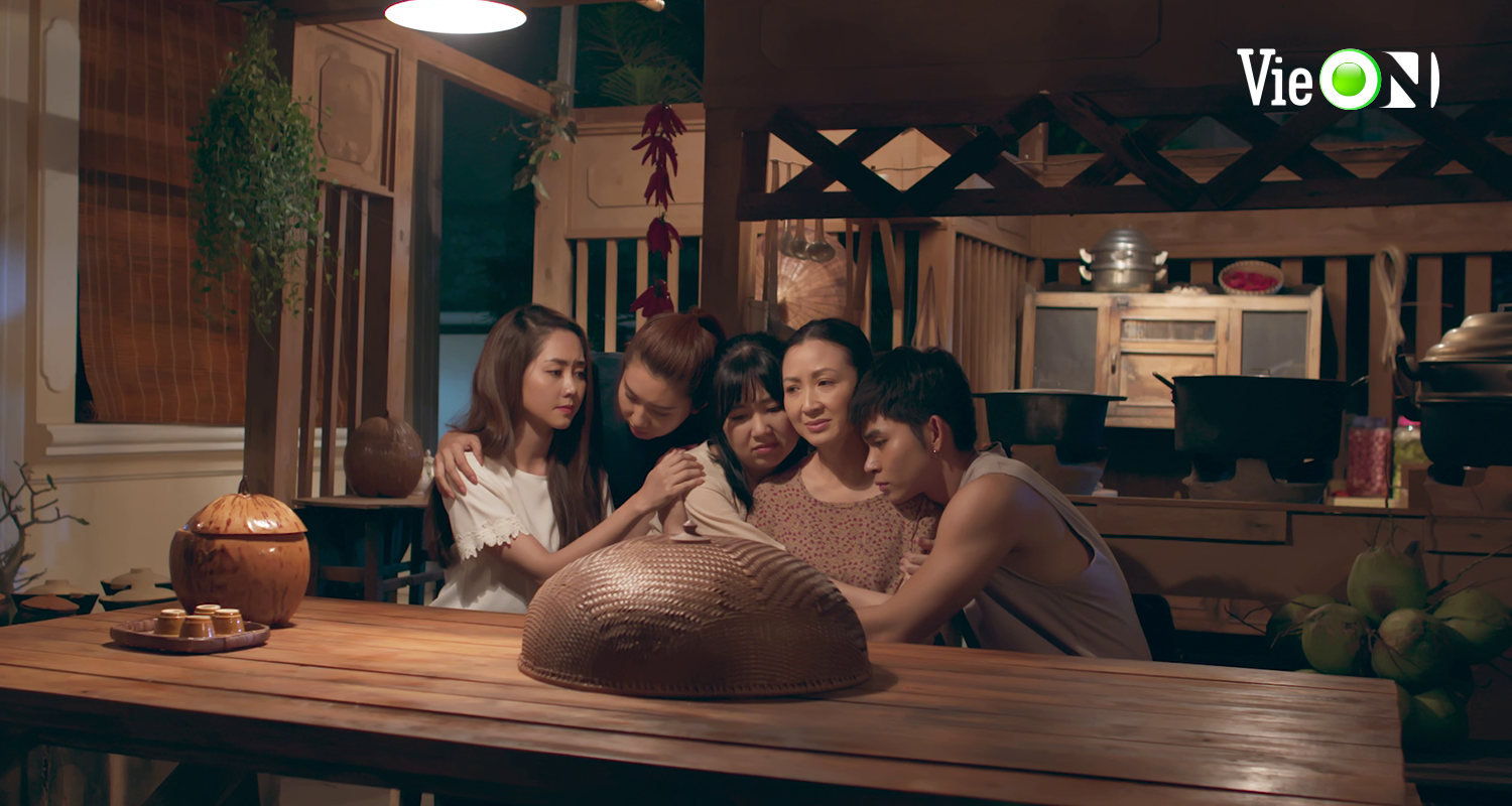 Cảnh gia đình hạnh phúc trong phim. Ảnh: Vie
