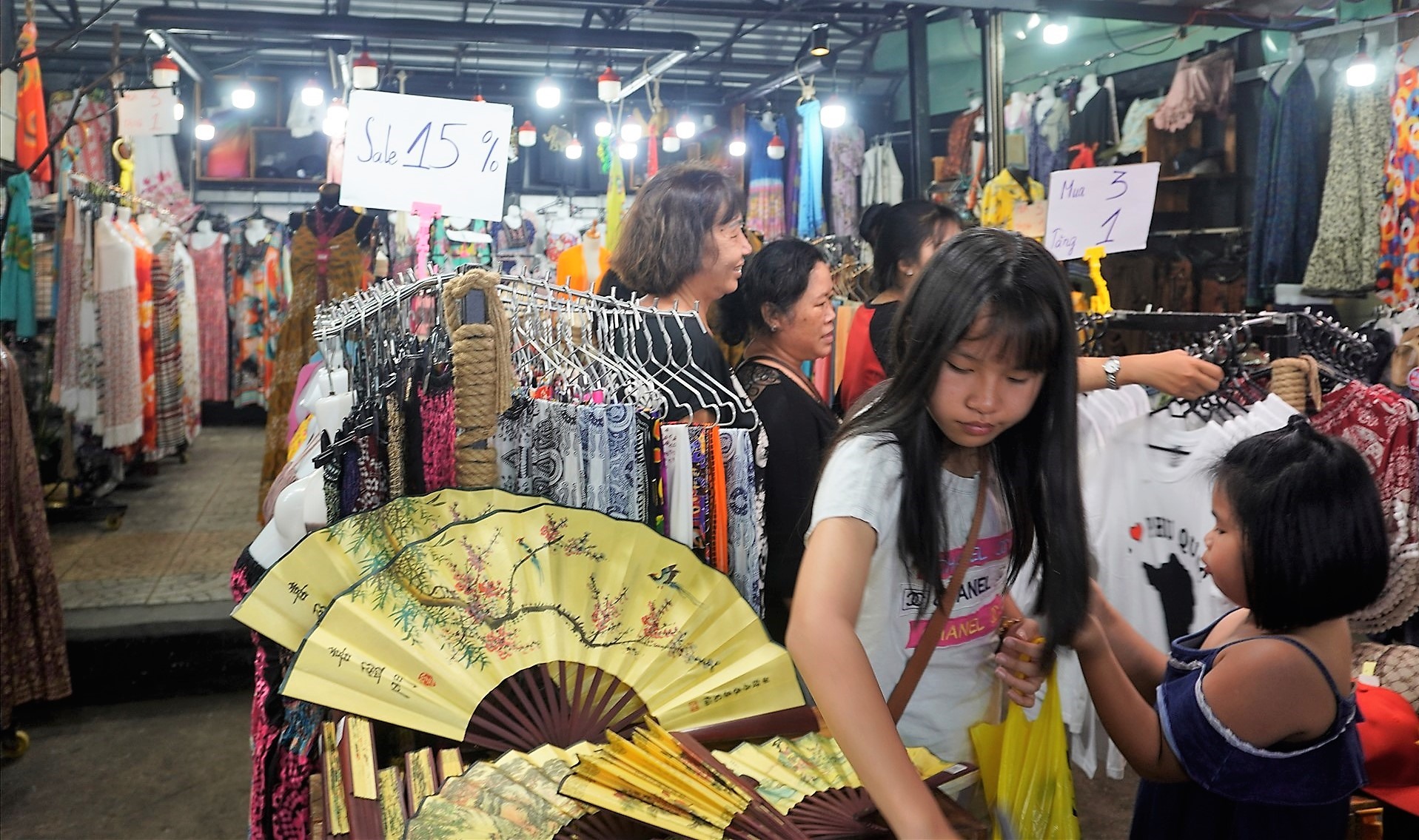 Nhiều gian hàng thực hiện chương trình khuyến mại, giảm giá để thu hút khách đến. Ảnh: Nguyên Anh