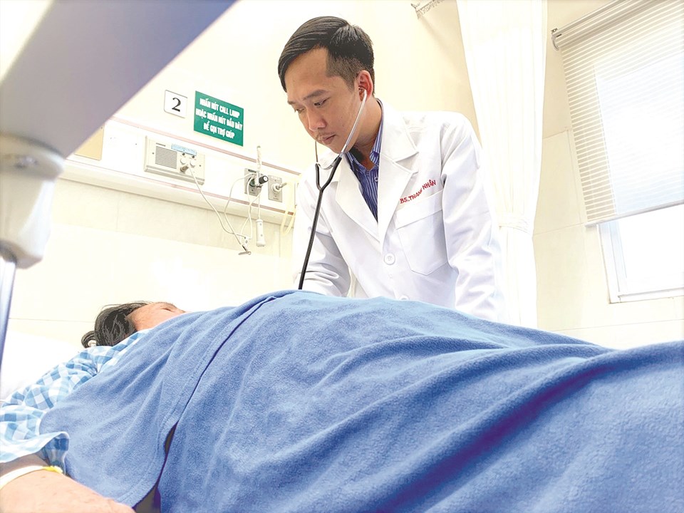 Bác sĩ thăm bệnh cho người bệnh trước khi xuất viện. Ảnh: Bệnh viện cung cấp Bác sĩ thăm bệnh cho người bệnh trước khi xuất viện. Ảnh: Bệnh viện cung cấp