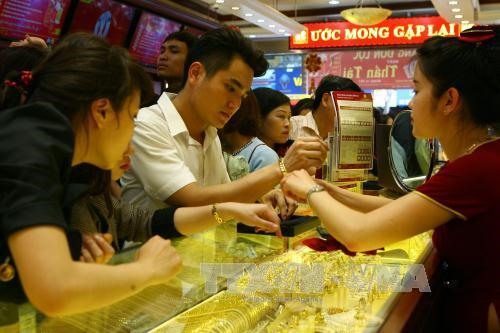 Vàng vượt mốc 50 triệu đồng/lượng, mức tăng cao nhất kể từ đầu năm nay. Ảnh TTXVN
