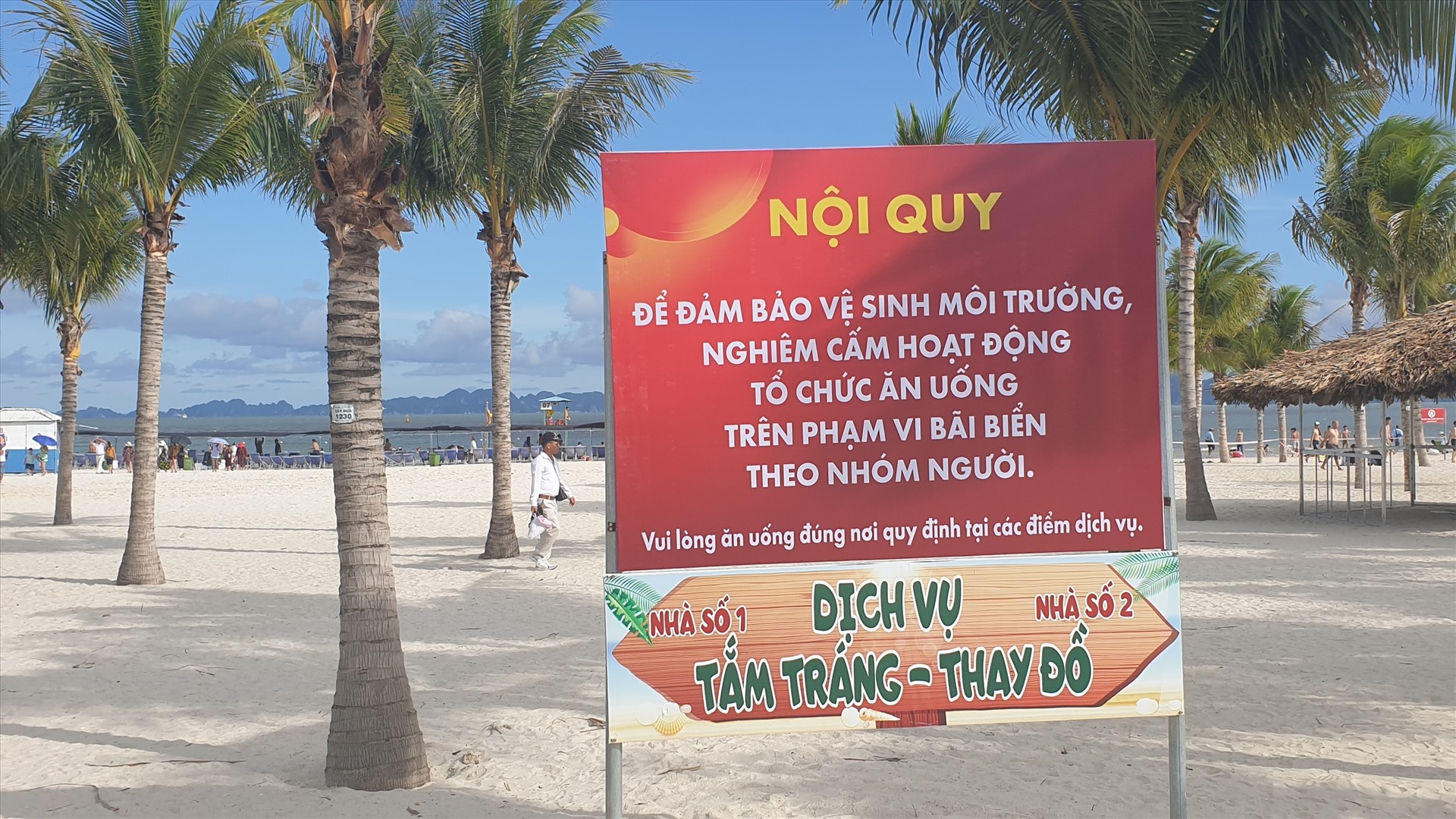 Biển thông báo cấm ăn uống tập trung. Ảnh: Nguyễn Hùng