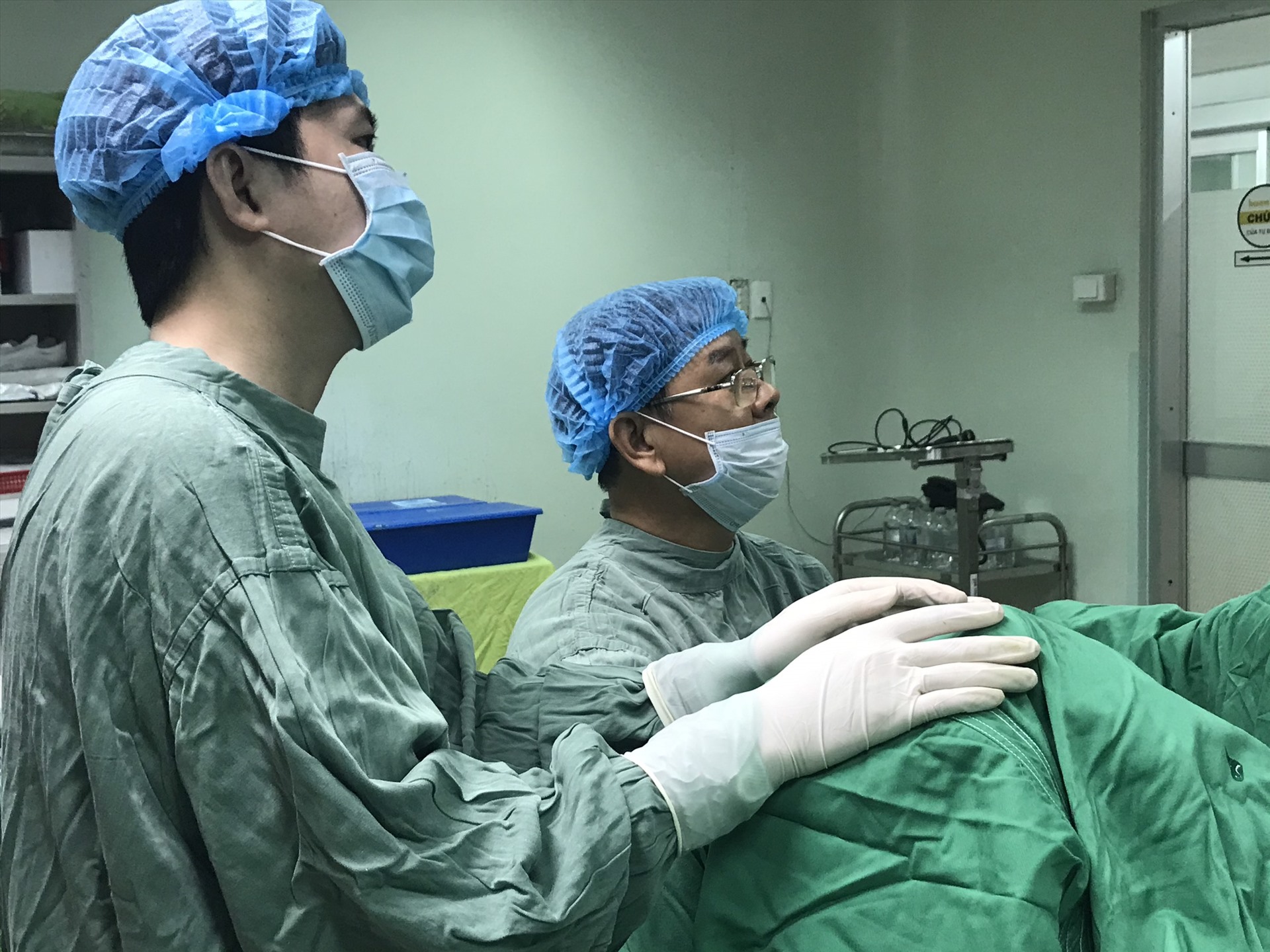Các bác sĩ phẫu thuật cho cụ 101 tuổi. Ảnh: Bệnh viện cung cấp