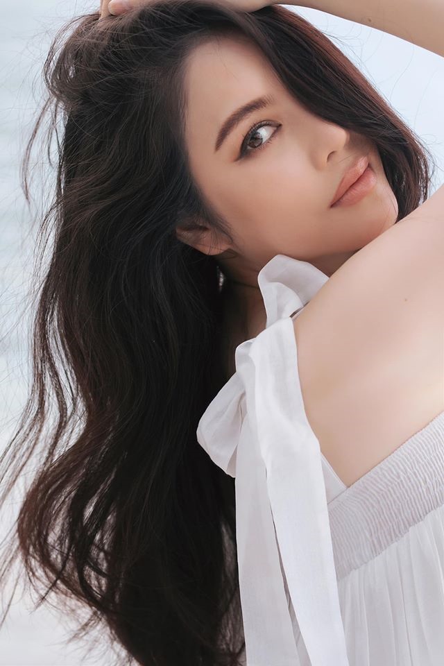 Đây cũng là bộ ảnh đầu tiên mà Lý Nhã Kỳ cùng êkip hùng hậu của mình ra Côn Đảo chụp ảnh. Cô thích thú trước những bãi tắm hoang sơ tại nơi đây.