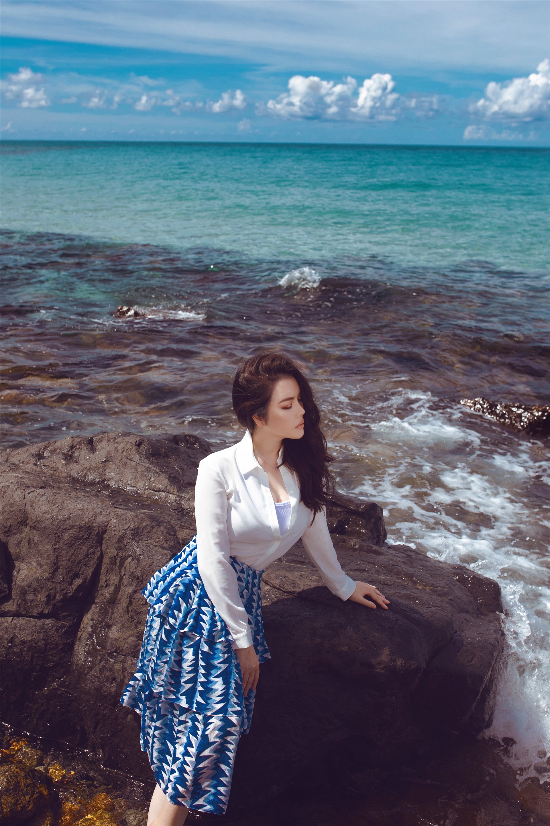 Cô liên tục pose dáng mới lạ và không ngại duy chuyển trên những ghềnh đá cao để có bộ ảnh ưng ý nhất.