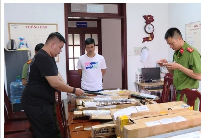 Công an tỉnh Bà Rịa-Vũng Tàu kiểm tra, phát hiện 27 kiện hàng chuyển qua bưu điện là dao, mã tấu và hung khí nguy hiểm khác. Ảnh: Công an cung cấp