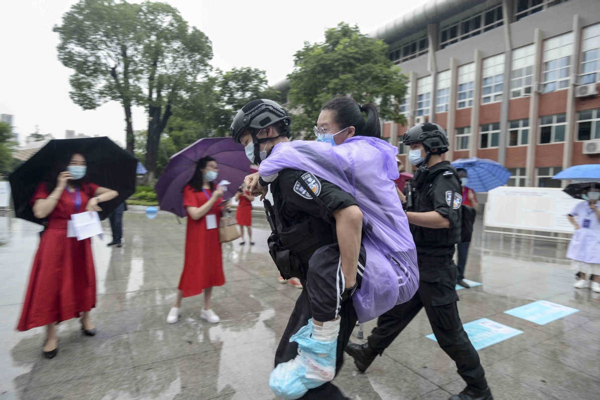 Một số hình ảnh trong kỳ thi gaokao ở Vũ Hán. Ảnh: China Daily.