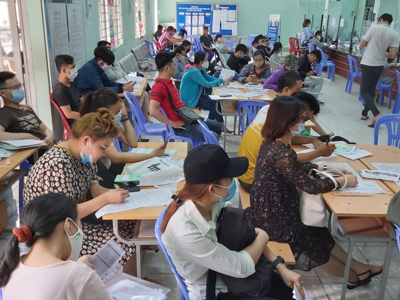 Trung tâm Dịch vụ việc làm sẽ hỗ trợ tư vấn học nghề, giới thiệu việc làm cho người lao động bị mất việc làm. Ảnh Nam Dương