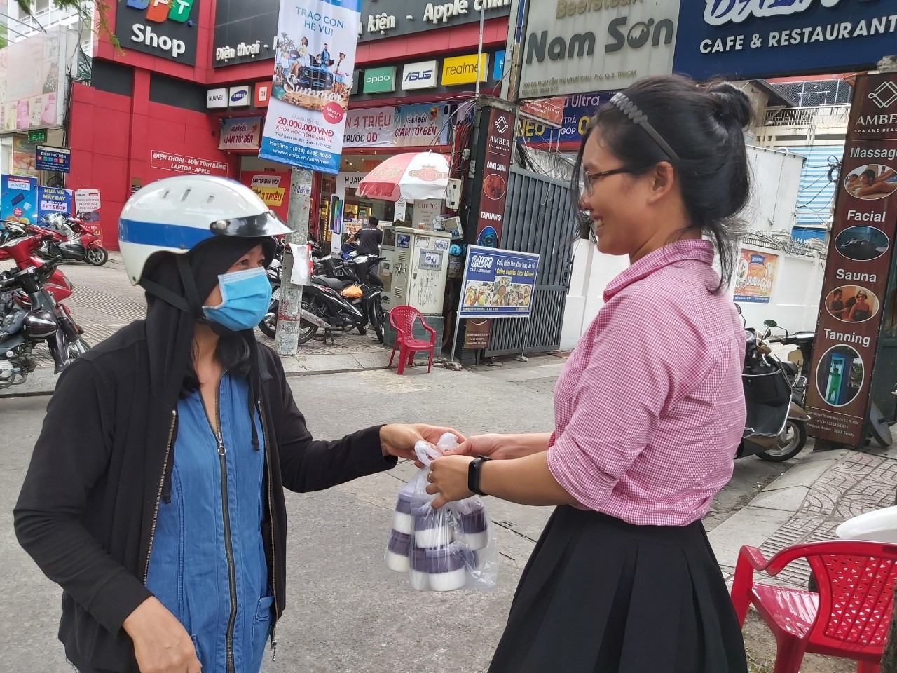 Người lao động bị mất việc, ngừng việc tự tạo việc làm để có thêm thu nhập. Ảnh Nam Dương