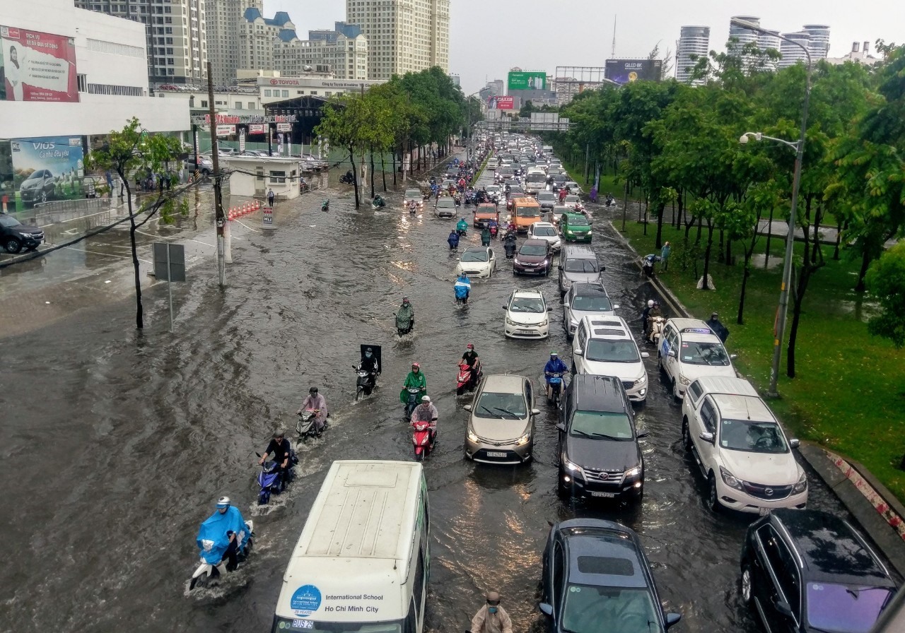 Đường Nguyễn Hữu Cảnh thường xuyên ngập, kẹt xe sau mưa lớn. Ảnh: Minh Quân