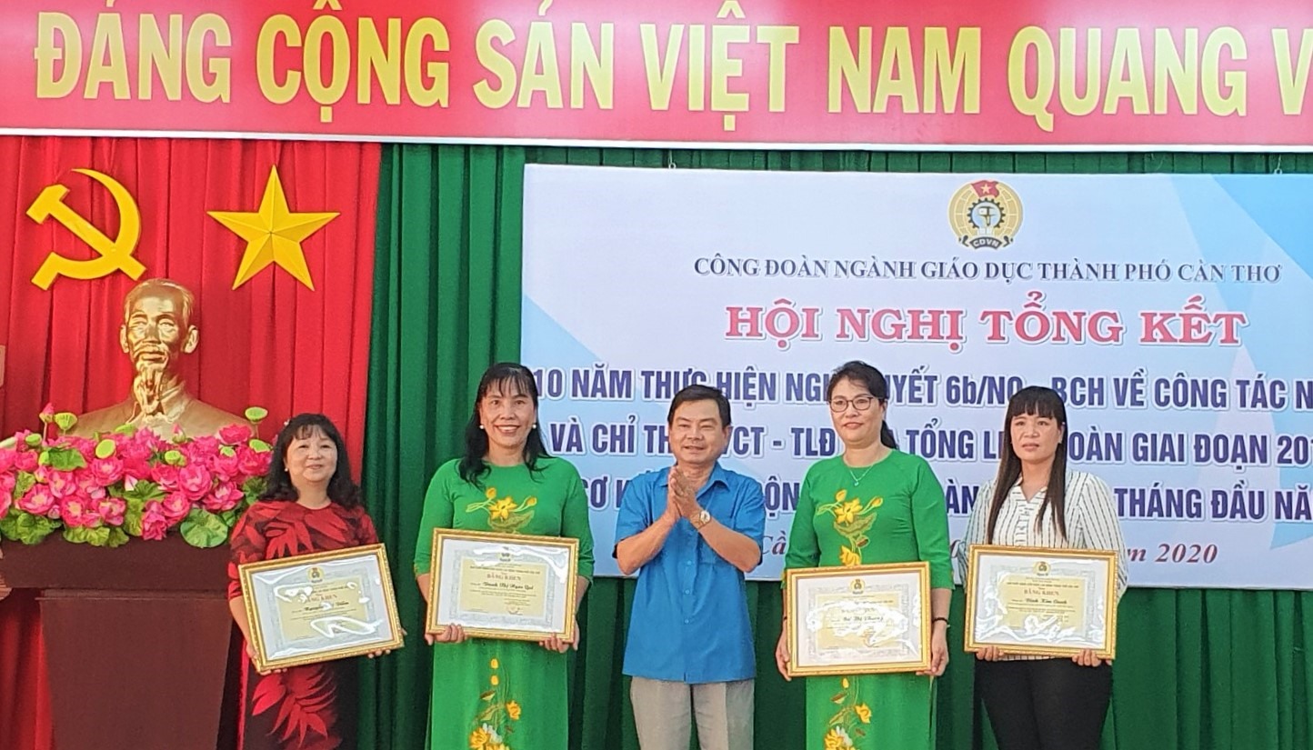 Lãnh đạo LĐLĐ TP.Cần Thơ trao bằng khen và chúc mừng các cá nhân có thành tích xuất sắc. Ảnh: Thành Nhân