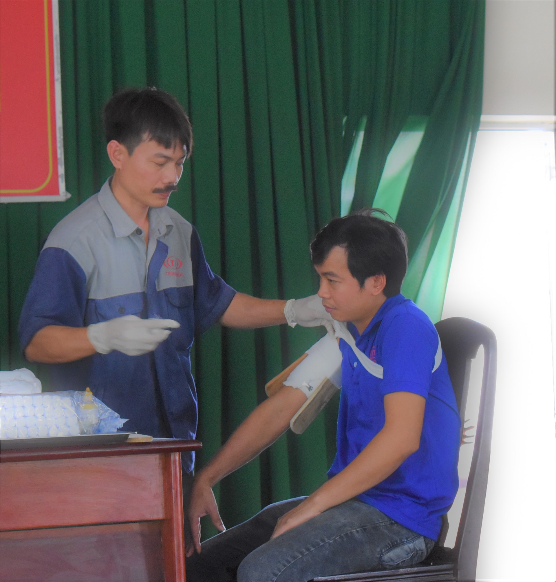 Phần thi thực hành sơ cấp cứu của đội CĐCS Công ty TNHH Nhựa Trung Nghĩa. Ảnh: Thành Nhân