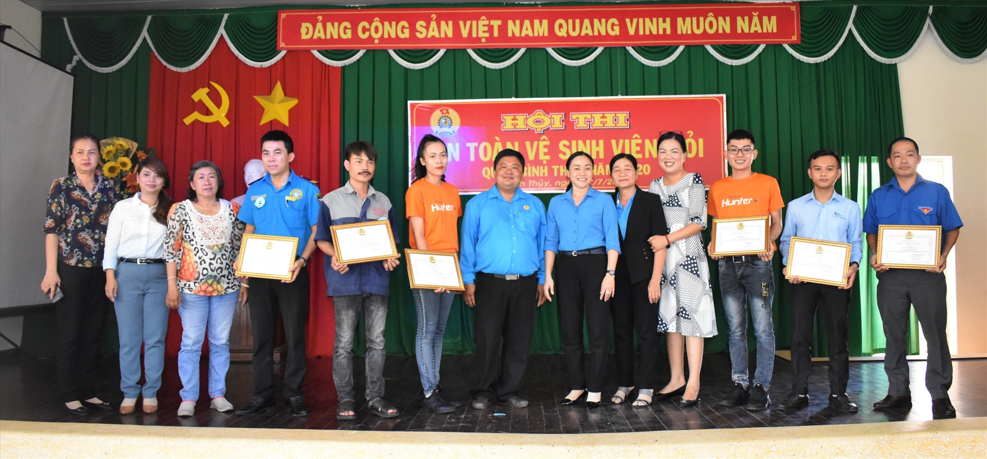 Trao giải và chụp ảnh lưu niệm với các đội tham gia hội thi “An Toàn vệ sinh viên giỏi “. Ảnh: Thành Nhân
