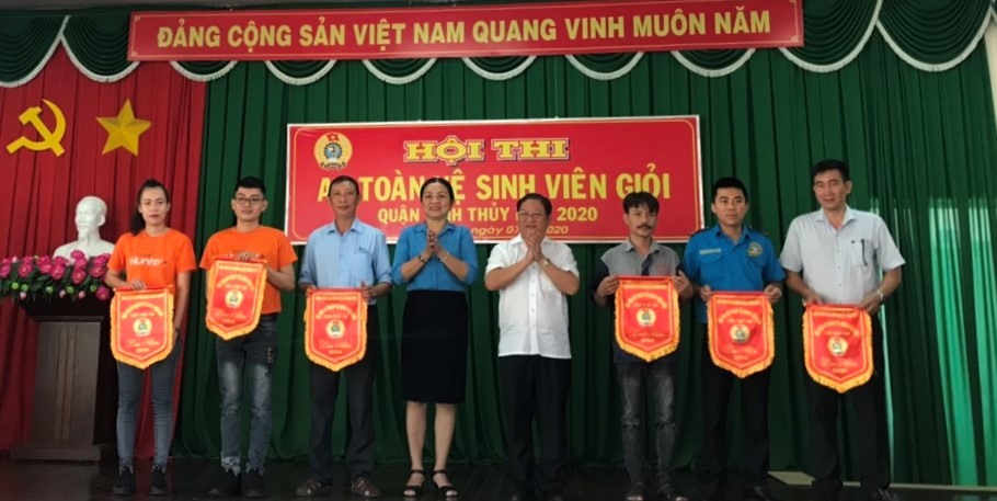 Lãnh đạo LĐLĐ TP.Cần Thơ và Bí thư Quận ủy Bình Thủy - trao cờ lưu niệm cho các đội tham gia. Ảnh: Thanh Hiền