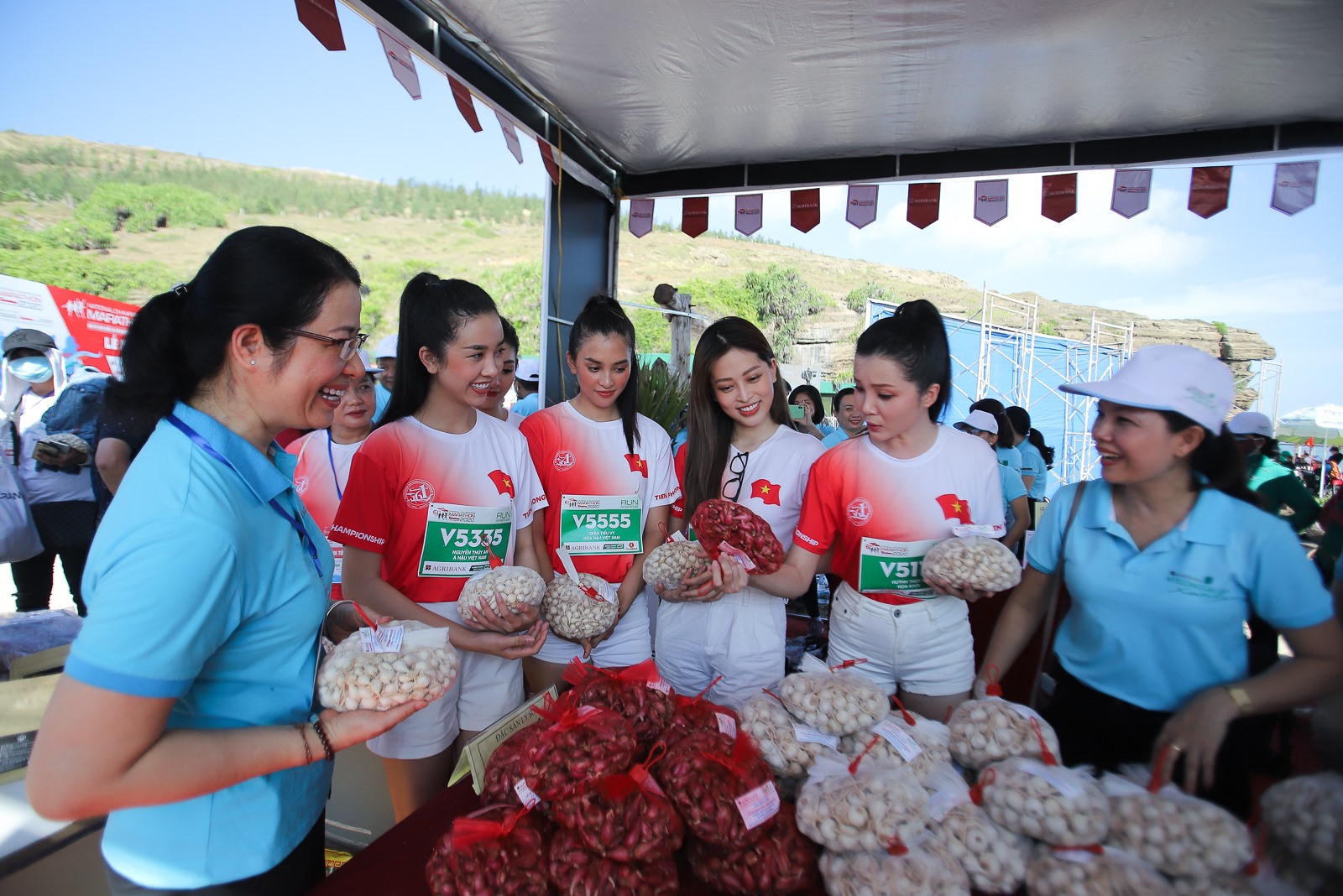 Tỏi Lý Sơn vừa được cấp giấy chứng nhận Chỉ dẫn địa lý nhằm chống mạo danh và đảm bảo quyền lợi cho người nông dân ở huyện đảo này. Điều này giúp sản phẩm hành, tỏi của Lý Sơn đã khẳng định chỗ đứng trên thị trường. Mỗi năm đảo Lý Sơn cung ứng ra thị trường khoảng 2.000 tấn tỏi khô.