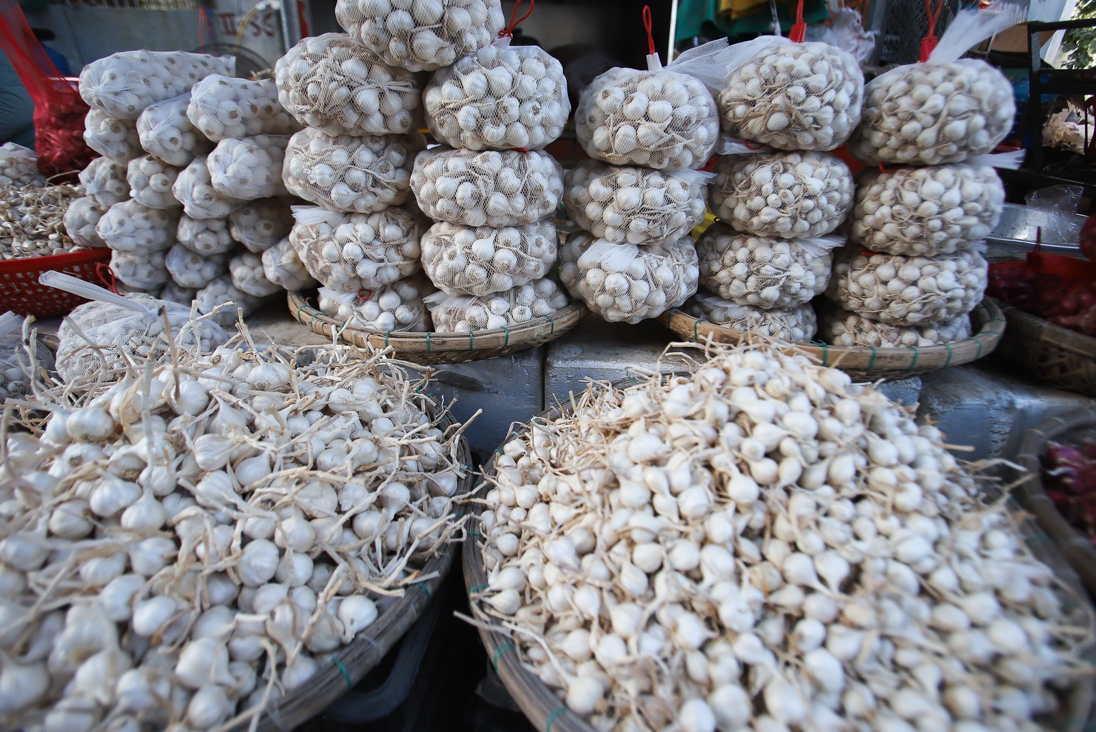 Trong khi các vụ hành đang được thu hoạch thì tỏi đã được thu hoạch từ đầu năm và bày bán ngoài chợ. Tỏi Lý Sơn củ nhỏ, vỏ có màu trắng, thơm, ít cay nồng. Giá tỏi tươi bán tại ruộng trung bình từ 70-80 ngàn đồng/kg, hành có giá từ 40-50 ngàn đồng/kg. Riêng sản phẩm “tỏi cô đơn” được bán với giá từ 1- 1,4 triệu/kg.
