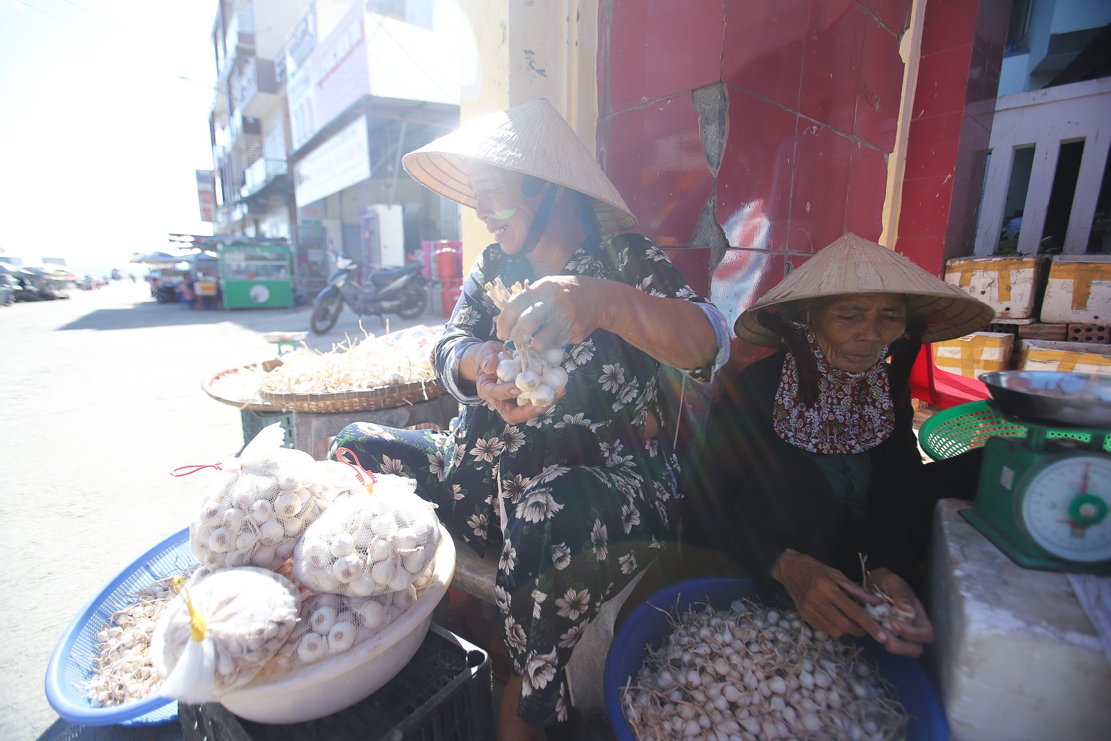 Tỏi Lý Sơn củ nhỏ, vỏ có màu trắng, thơm, ít cay nồng. Giá tỏi tươi bán tại ruộng trung bình từ 70-80 ngàn đồng/kg, hành có giá từ 40-50 ngàn đồng/kg. Riêng sản phẩm tỏi cô đơn (tỏi một tép) được bán với giá từ 1- 1,4 triệu/kg. Sản phẩm được người dân ví như “vàng trắng“.