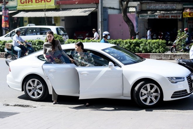 Hồ Ngọc Hà mua Porsche Panamera Turbo 10 tỉ để đi diễn và du lịch cùng con trai. Ảnh: Chụp màn hình