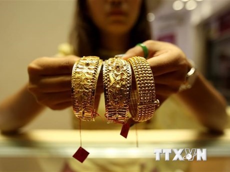 Giá vàng tiếp tục đi lên, sắp cán mốc 1800 USD/ounce. Ảnh: TTXVN