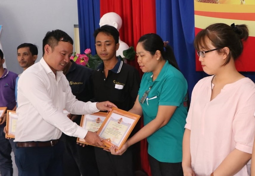Ông Nguyễn Đình Khánh-PCT Thường trực LĐLĐ tỉnh Bình Dương trao giấy khen cho các cá nhân điển hình tiên tiến. Ảnh: Đinh Văn