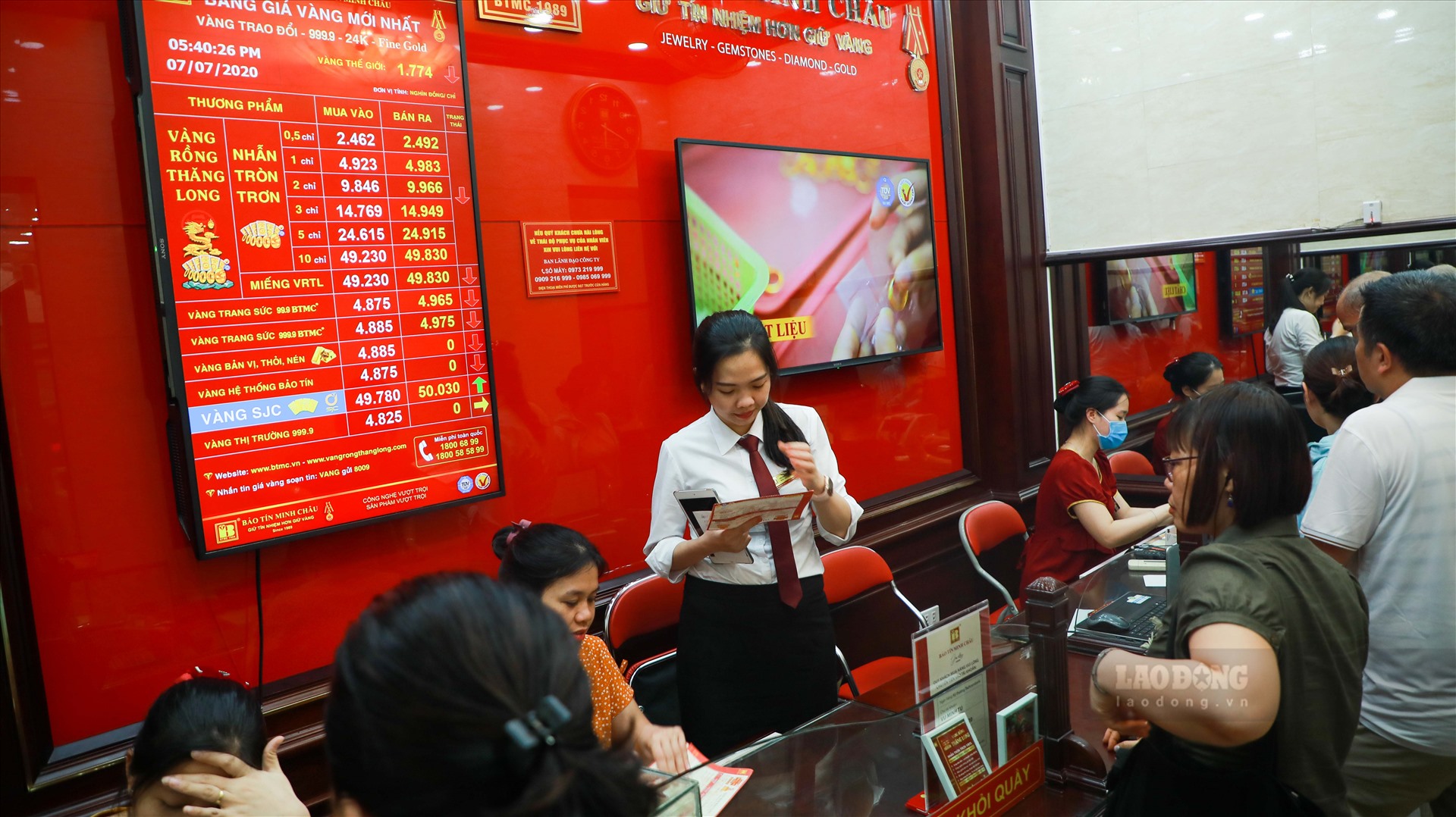 Đại diện Công ty Vàng Bạc Đá Quý Bảo Tín Minh Châu cho biết, giá vàng đang tăng cao lịch sử trong ngành vàng tính đến thời điểm hiện tại. Tại Bảo Tín Minh Châu lượng khách mua bán có phần tăng hơn so với những ngày trước đó